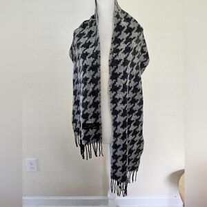 Charming Charlie 100 Wool Black Gray Pattern Casual Chic Wrap Scraft.
